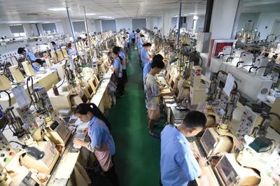 江西上饶 小作坊的嬗变——从手工打磨到全球光学镜片加工基地